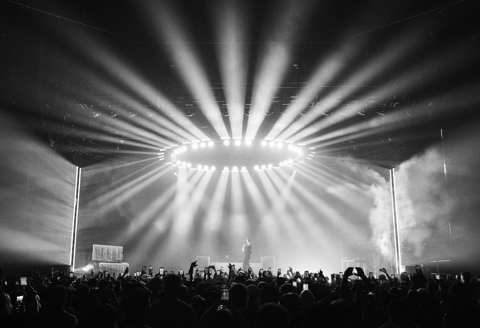 The Kid Laroi — live stage, beams