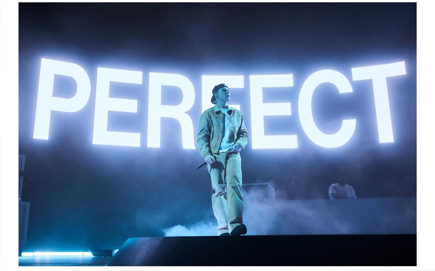 The Kid Laroi — A Perfect World, stage design frames (Sturdy) — the PERFECT screen